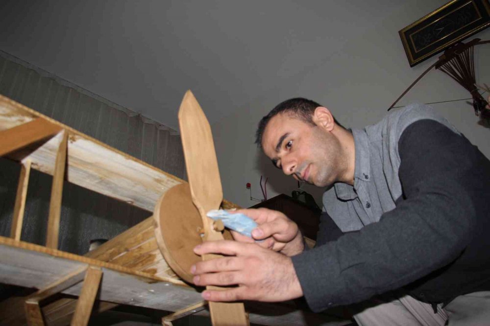 Hayali için evini atölyeye çevirdi, maket uçak yapmaya başladı