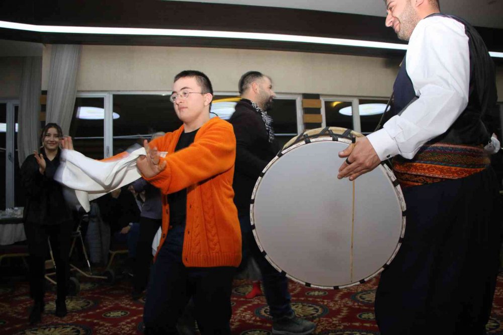 Yabancı turistler Türk Gecesinde doyasıya eğlendi