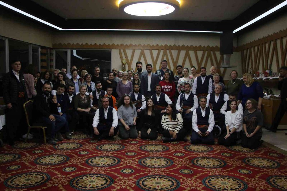 Yabancı turistler Türk Gecesinde doyasıya eğlendi