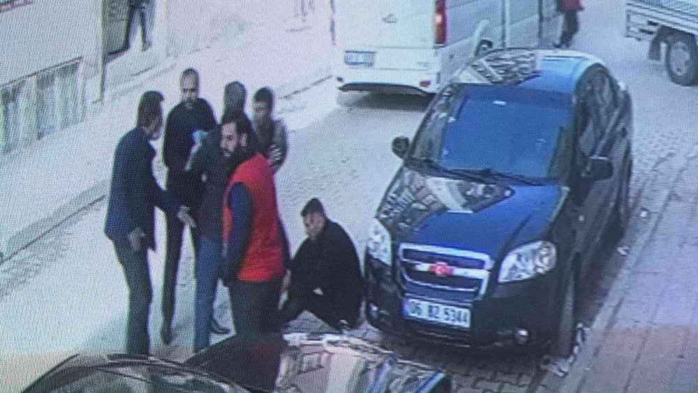 Sokak ortasında kurusıkı tabancanın dipçiğiyle 2 kardeşi darp etti