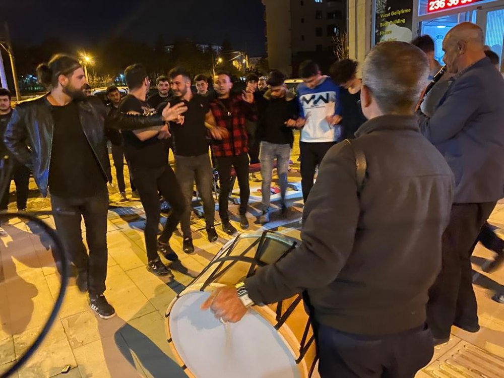 Kavga ihbarına giden polise davul ve klarnet eşliğinde halaylı sürpriz