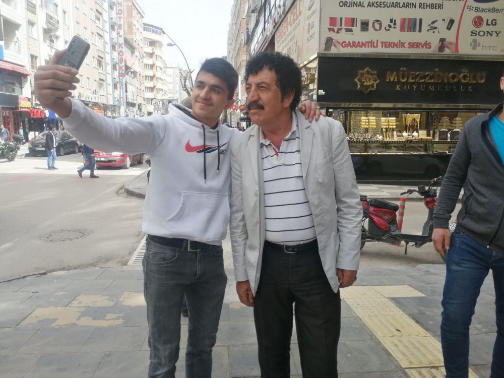 Görenler şoke oldu, ’Müslüm Gürses’ Elazığ sokaklarını turladı