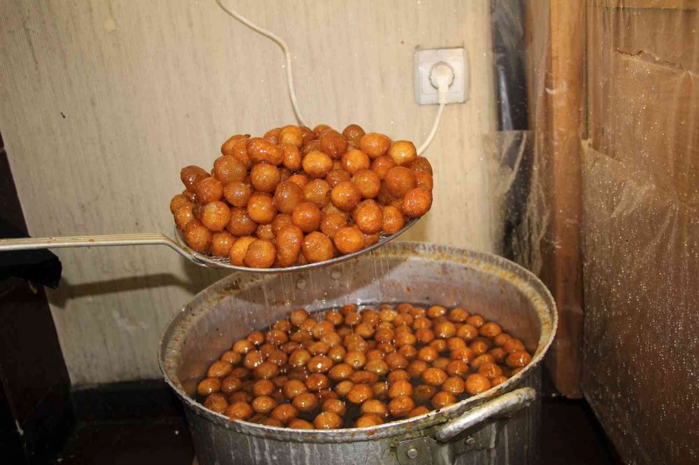 Ramazan ayının vazgeçilmez tatlısı lokma, iftarda sofraları süslüyor