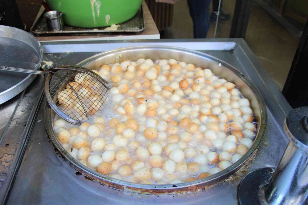 Ramazan ayının vazgeçilmez tatlısı lokma, iftarda sofraları süslüyor