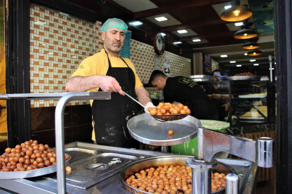 Ramazan ayının vazgeçilmez tatlısı lokma, iftarda sofraları süslüyor