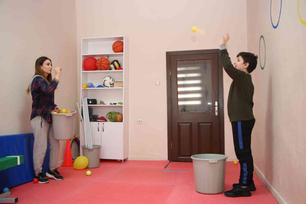 Evlatlarına otizm tanısı konulan çift, vakıf kurarak hayatlarını otizmli bireylere adadı