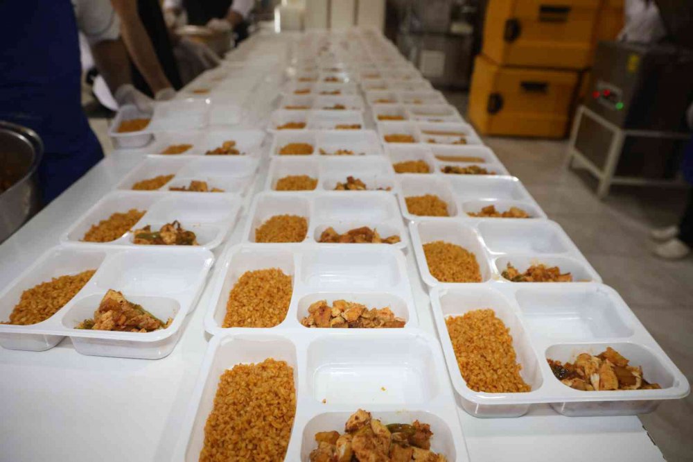 Dev kazanlar iftar yemekleri için kaynıyor