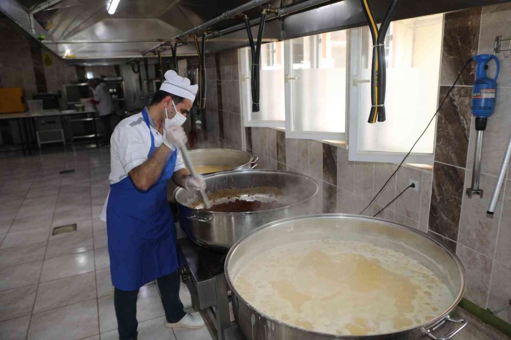 Dev kazanlar iftar yemekleri için kaynıyor