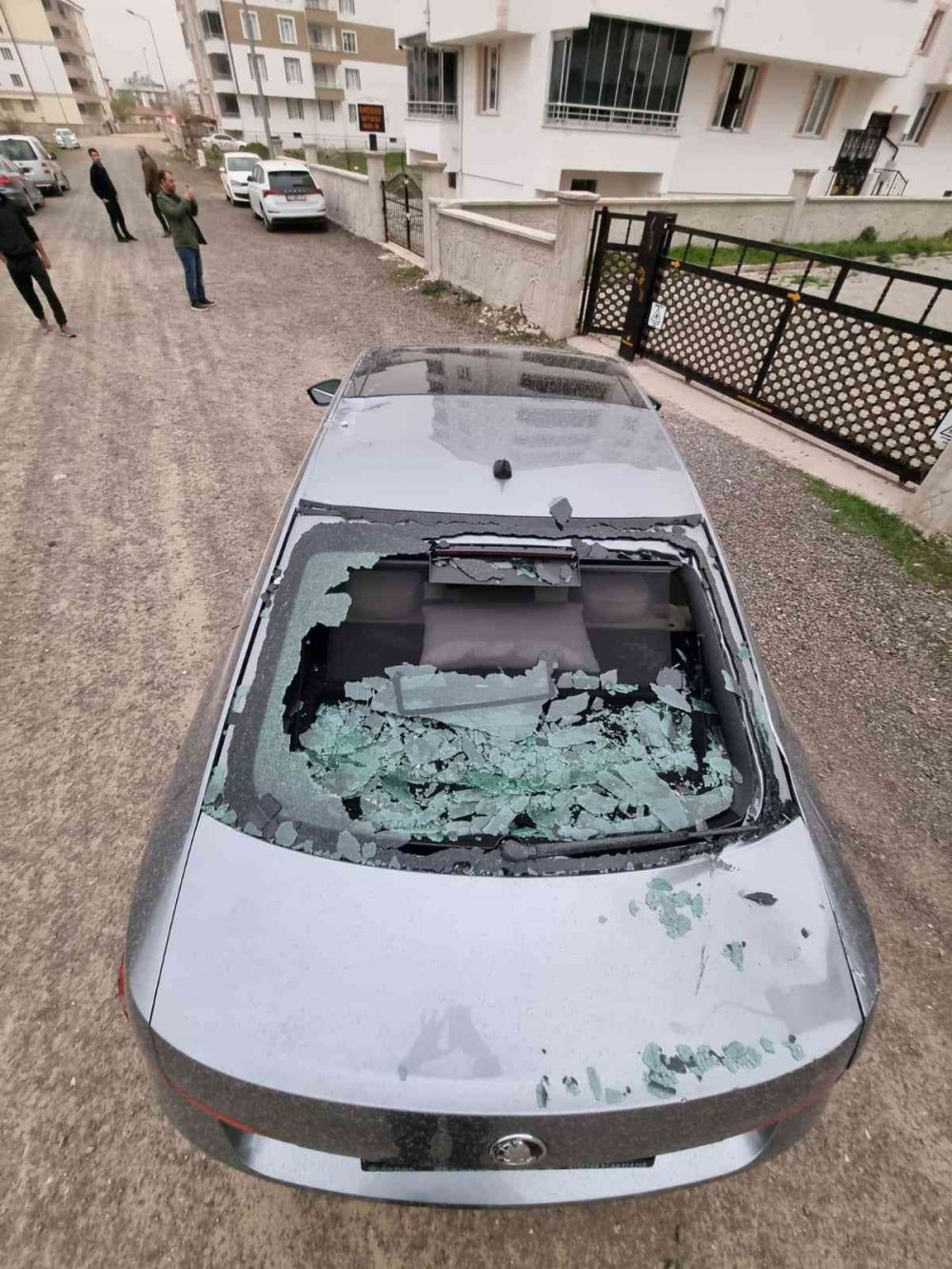 Fırtına binanın çatısını uçurdu, 3 araç hasar gördü
