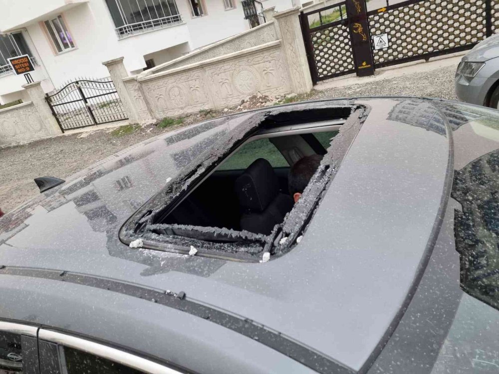 Fırtına binanın çatısını uçurdu, 3 araç hasar gördü