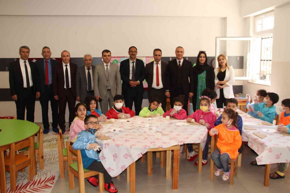 Minik öğrenciler ahşap boyama etkinliğinde