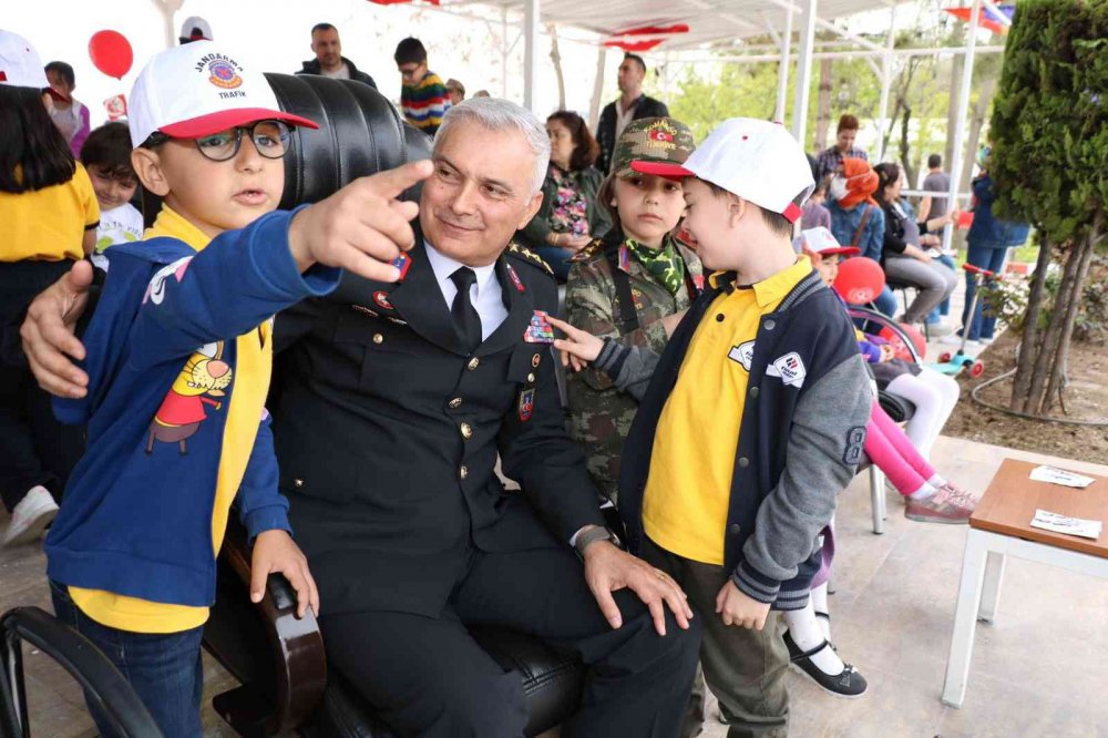 Jandarma ekipleri, çocukları misafir etti