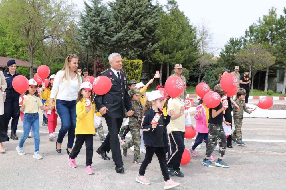 Jandarma ekipleri, çocukları misafir etti