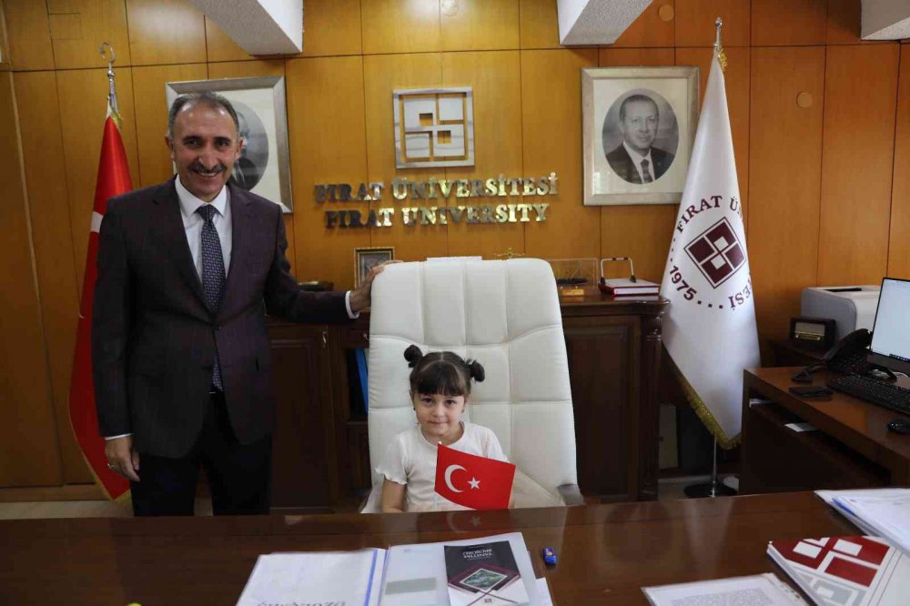 Rektör Prof. Dr. Göktaş da koltuğunu çocuklara devretti