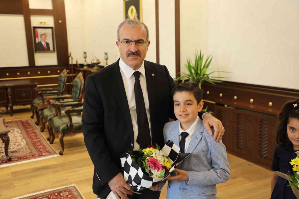 Vali Toraman koltuğunu 4. sınıf öğrencisi Alper’e devretti