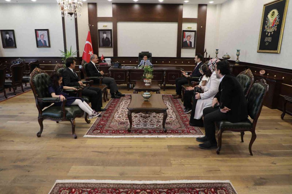 Vali Toraman koltuğunu 4. sınıf öğrencisi Alper’e devretti
