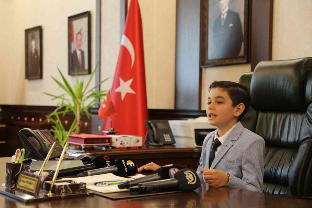 Vali Toraman koltuğunu 4. sınıf öğrencisi Alper’e devretti
