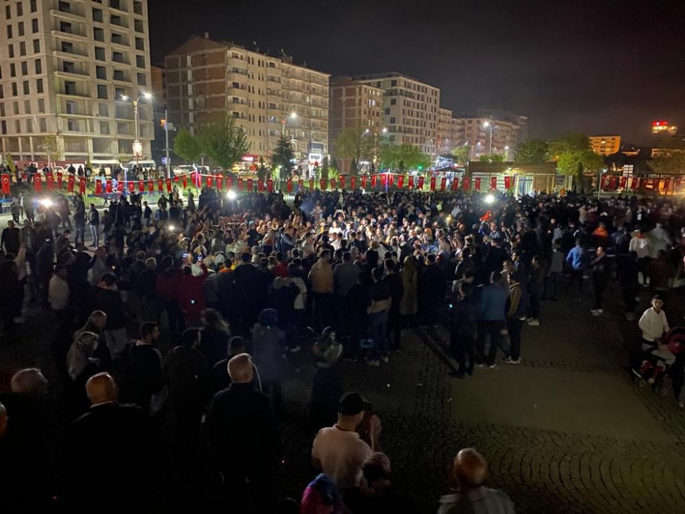 Geleneksel ’23. sahur halayı’ renkli görüntülere sahne oldu