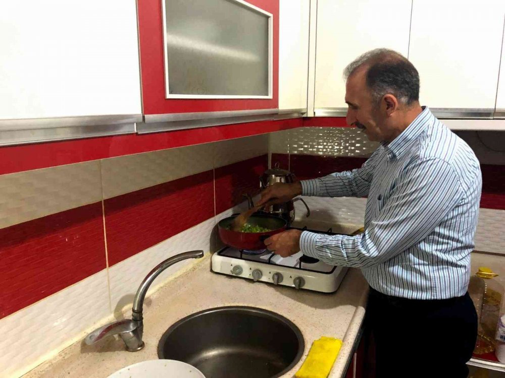 Rektör Prof. Dr. Göktaş, öğrenci evinde sahur yaptı