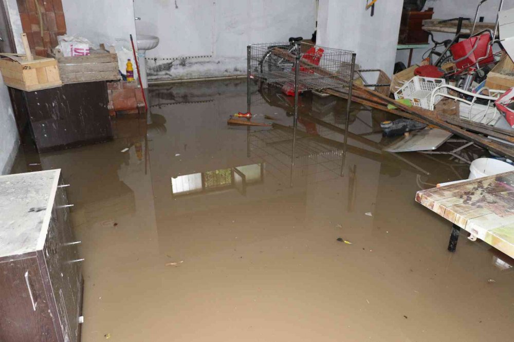 Elazığ’da ev ve iş yerlerini su bastı, mahsur kalanları itfaiye botla kurtardı