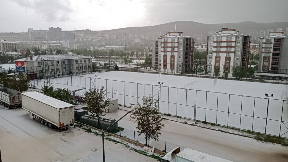 Elazığ’da yağmur ve dolu hayatı felç etti